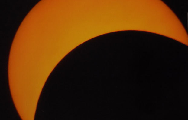 Die Sonnenfinsternis-Aufnahmen wurden mit verschiedenen Sonnenfiltern aufgenommen.