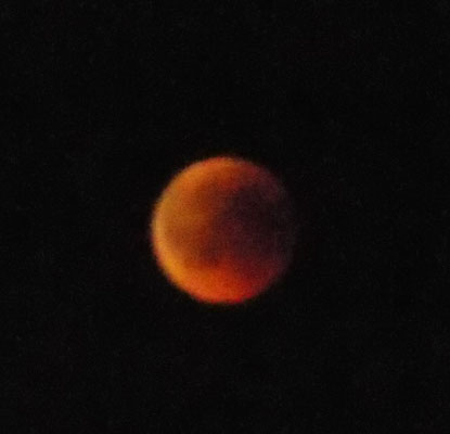Der Mond bei der Mondfinsternis am 27. Juli 2018 tritt gerade in den totalen Schatten ein.
