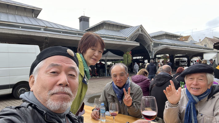 早速ブリー・ド・モー、赤ワイン、バケットで軽い昼食