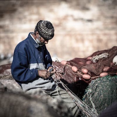 Essaouira fishermen fitting the net