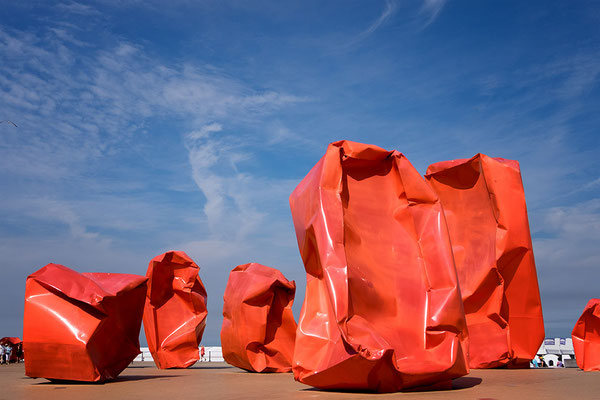 form-plastiken-rot-zerknautscht