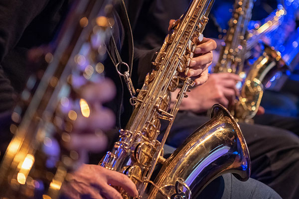 konzert-bremervoerde-zwischen-den-stuehlen-kulturbuehne-im-Moebelmarkt-fettes-blech-saxophone-detailansicht