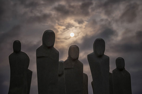 Fuenf Statuen im Gegenlicht