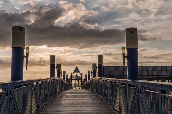 Aussichtsturm in Norddeich Deutschland abends mit Wolken