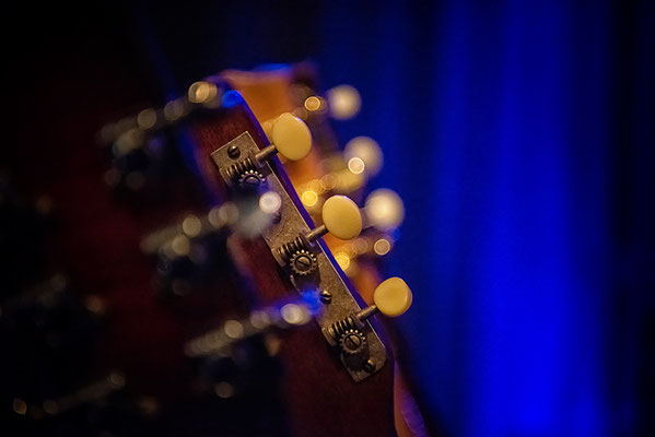 konzert-bremervoerde-zwischen-den-stuehlen--kulturbuehne-im-moebelmarkt-jaimi-faulkner-gitarrenhals