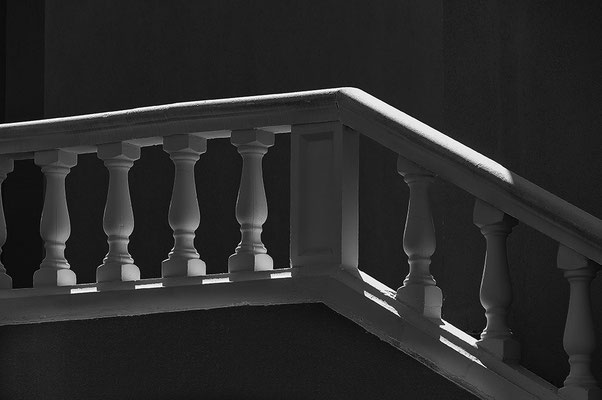 form-treppe-mallorca-schwarzweiss-licht-schatten