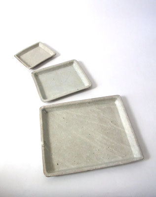 粉引　角皿（大：26×22×2㎝、中：18×14.5×1.7㎝、小：14×11.5×1.5㎝）