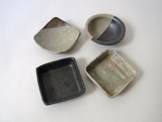 豆皿各種（黒から時計回り　6.5角×2㎝　7.5角×2㎝　7.5径×2.5㎝）