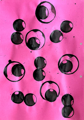 Anna BUBBLES 29.8. Tusche auf farbigem Papier 29,7 x 21 cm | Foto: Günter Wintgens