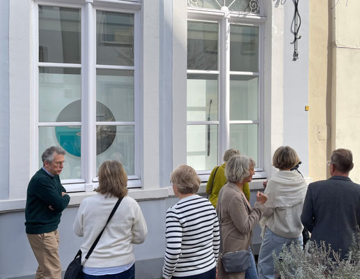 Besucher am 8.3.2026 vor dem Gebäude der Gesellschaft Harmonie (Foto: Susanne Koheil)
