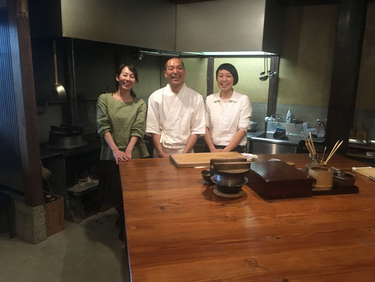 佐賀の日本料理店「あるところ」。お二人の笑顔、最高!
