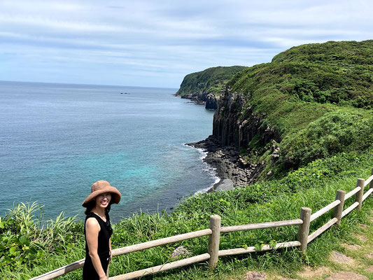 「塩俵の断崖」岩柱が塩俵のように見えるのが由来（生月島）