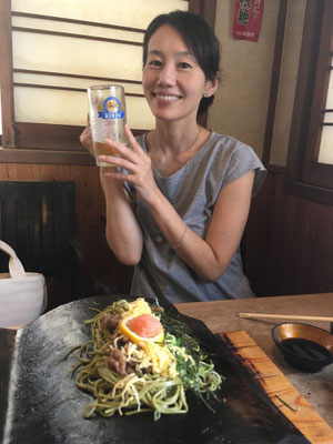 野戦の合い間に、兵士たちが野草やお肉などを瓦で焼いて食べたという話