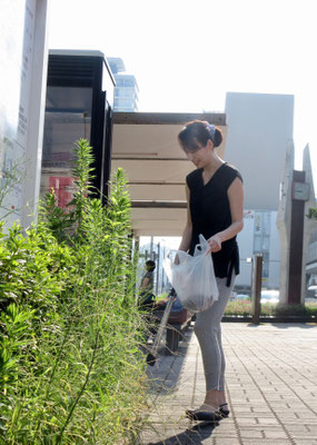 ちょっとカッコつけてゴミを拾うヨガ講師