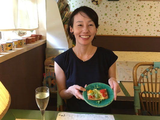 「てだこ亭」ピザならぬ、生地がお肉のミートザ。泣きながら食べる。