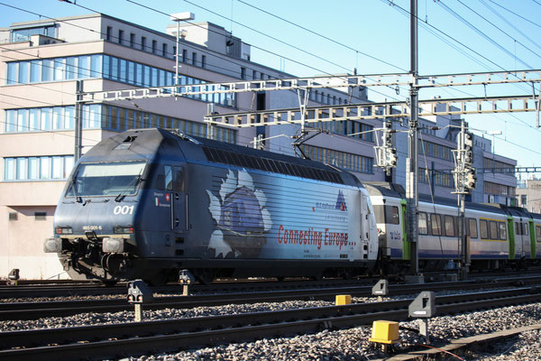BLS Re 465 001-6, "Simplon" mit Aufschrift "Connecting Europe", Gümligen (23.12.2013) ©pannerrail.com