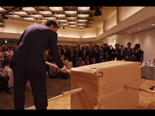 Mr. Yasuhiro Odanaka pierces the box with lumber