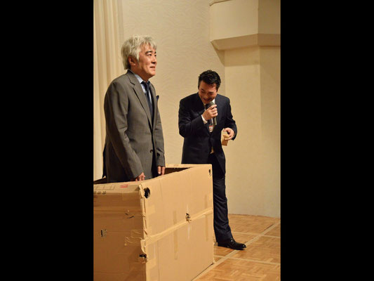 Mr. Takashi Takizawa in a suit goes into the box