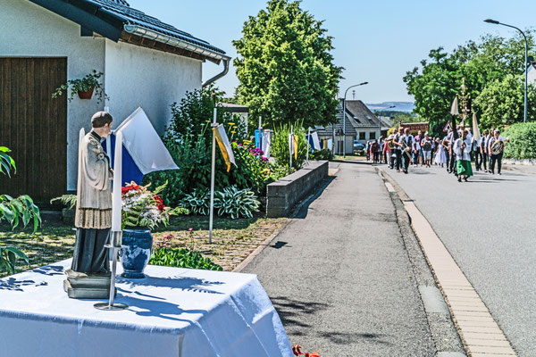 Procession 08