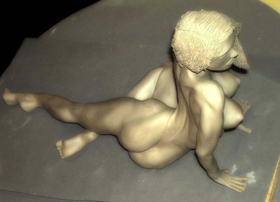 sitzende Skulptur 2- Porzellanton