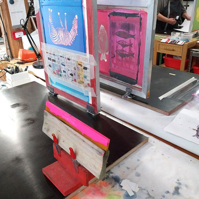 Siebdruck-Sieb und Rakel im Workshop Textildruck in der Druckwerkstatt Craftschöpferey.