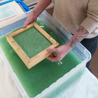 Schöpfbütte für farbiges Papier im Workshop "Handgeschöpftes Papier" in der Nähe von Oldenburg und Bremen.