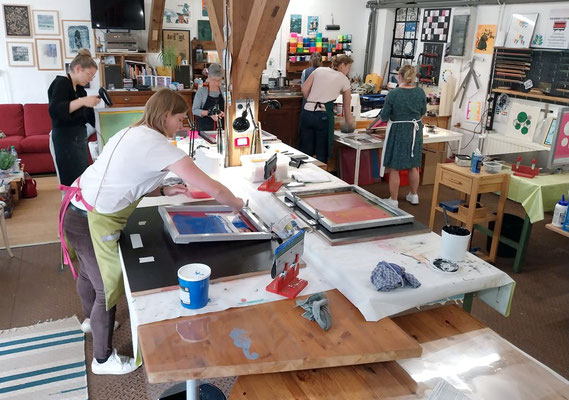 Teilnehmerinnen beim Siebdrucken in der offenen Werkstatt in Ganderkesee.