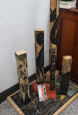 Ausstellung von Holzstelen in der Craftschöpferey.