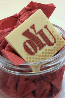 Siebdruck mit Lebensmittelfarbe auf Schokolade mit Text.