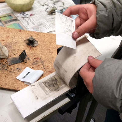 Drucken mit der Mini-Presse in der Druckwerkstatt.