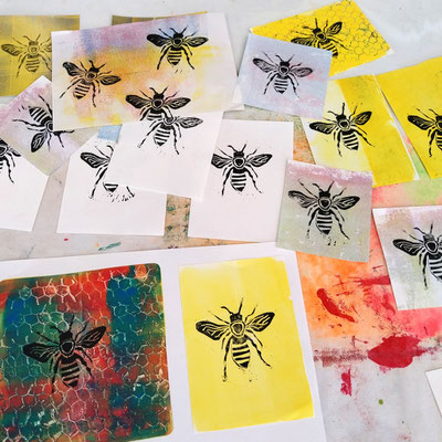 Druckbeispiel mit Bienen auf Papier im Workshop "Linoldruck" in Ganderkesee.