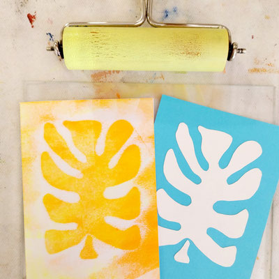 Frottage Druck mit gelben Farben.
