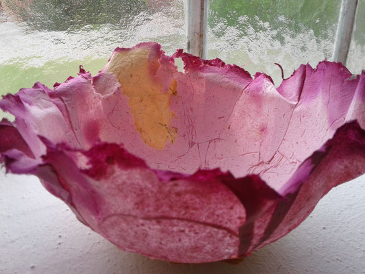 Schale aus selbstgeschöpftem Papier im Workshop "Papierschöpfen lernen" in der Craftschöpferey Ganderkesee.