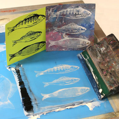 Ein Sieb mit Rakel und Karten, die Fische-Motive zeigen in der Druckwerkstatt Craftschöpferey.