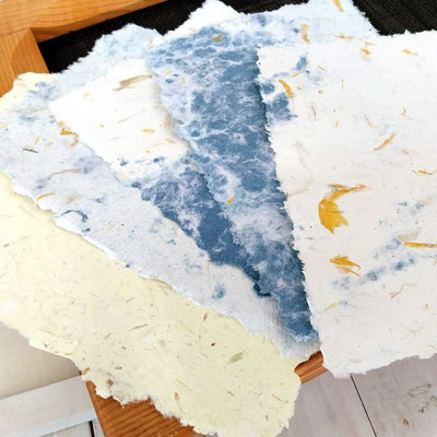 Verschiedene geschöpfte Papierbögen für den Kurs Papierschöpfen Nähe Oldenburg.