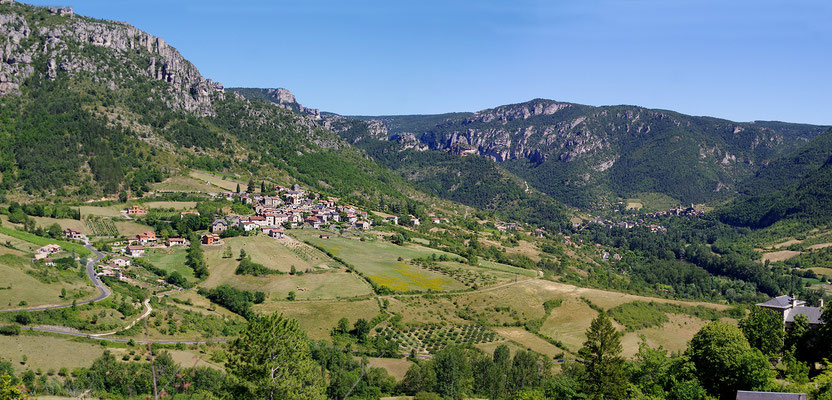 Du village, vue sur la vallée, Liaucous en face, Le Rozier dans la vallée et Peyreleau