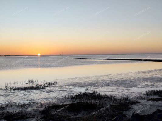 Sonnenuntergang in der Meldorfer Bucht von der Hallig Helmsand aus gesehen