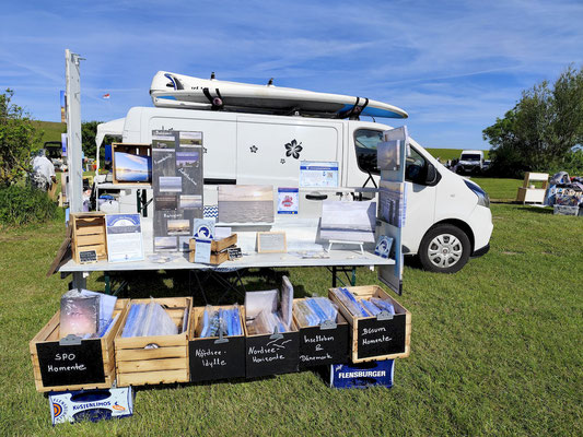 Stand DEICHDOHLE_arts auf dem Flohmarkt in Westerdeichstrich Stineck