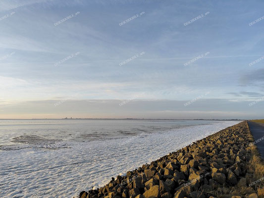 Weg an der Meldorfer Bucht entlang der vereisten Nordsee