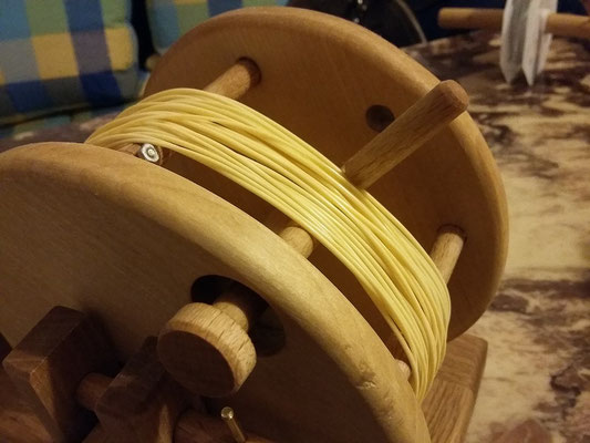 Magnetisch gesicherte Spannungsstifte können beim Trocknungsvorgang, z.b. bei Seidenschnüren, gelöst werden. 