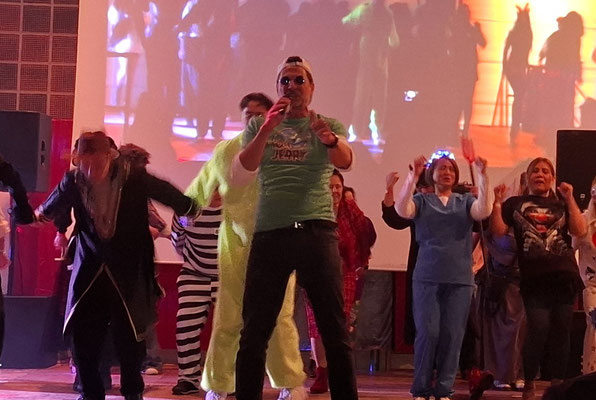 "Der König von Gran Canaria" Clou Simon leitet in die Aftershow-Party über