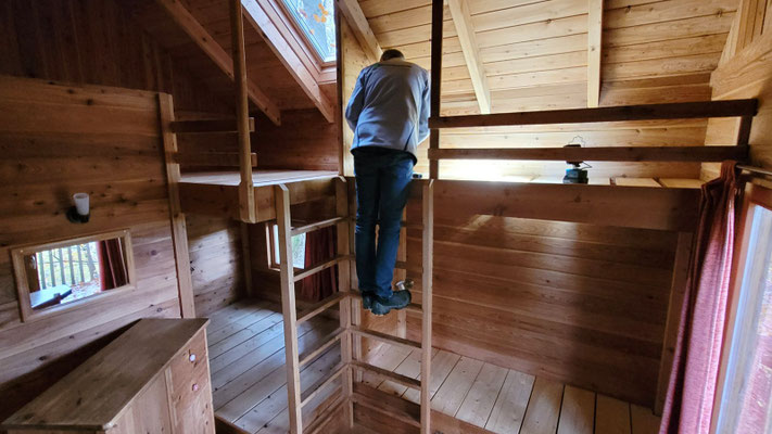Baumhaus innen, Handwerker am Stockbett.