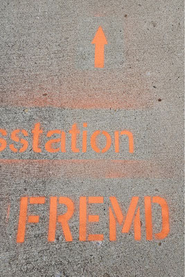 Was bedeutet fremd sein? Wann fühlt man sich fremd? Was ist eine fremde Heimat? Was bedeutet fremd in der Heimat zu sein? Wann begegnet mir Fremdes? Wo sind die Fremden? Ab wann isr fremd, nicht mehr fremd