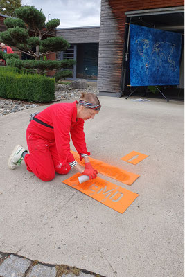 Alexandra Nebel macht partizipative Kunst. Sie geht gerne auf Menschen zu und kommt mit ihnen in Interaktion. Die Forschungsstation Fremd war zu Besuch in Rot an der Rot. Die Besucher wurden eingeladen, sich zu erinnern und nachzufühlen was Fremdsein bede