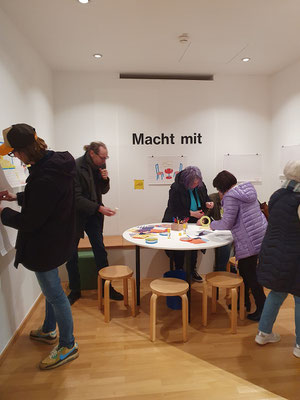 Museumsbesucher im Museum in Biberach, machen mit, beim Kleben, Basteln und Filmen. Eine Mitmachausstellung nicht nur für Kinder auch für Erwachsene in jedem Alter. 