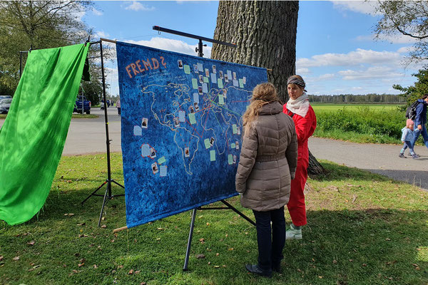 Im Museum Biberach wird die Arbeit von Alexandra Nebel ausgestellt. Bekannt für Partizipative Kunst ist z. B. Marina Abramovic oder Rosemarie Trockel oder Georg Winter. 