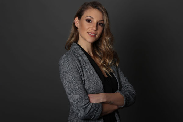 Portrait mit elegant grauem Hintergrund