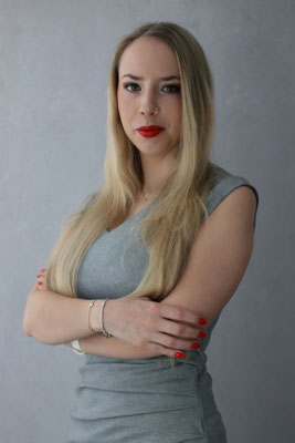 Portrait mit leicht strukturiertem hellen Studiohintergrund