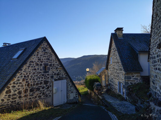 Sur le chemin de ronde de Murat le Quaire - Massif du Sancy - Auvergne - France