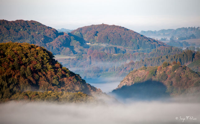 Mer de nuage autour de la colline de Chateauneuf  - Saint Sauves d'Auvergne - Massif du Sancy - Auvergne - France